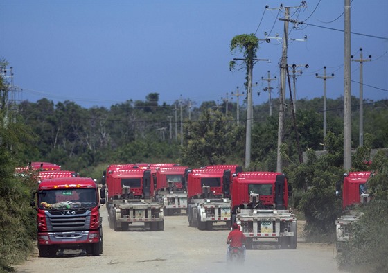 Vládní nákladní automobily ekají ped pístavem Puerto Cabello, kam dorazí...