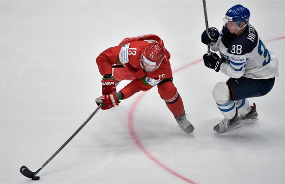 Bloruský hokejista Sergej Drozd v utkání proti Finsku.