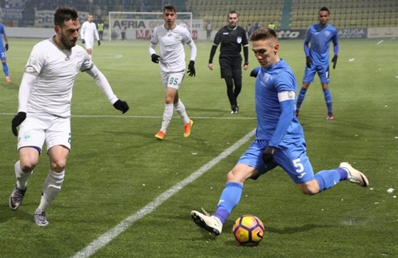 Bogdan Vatajelu (vpravo) coby kapitán rumunského týmu Universitatea Craiova.