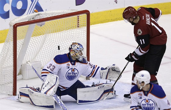 Martin Hanzal z Arizony práv pekonal brankáe Edmontonu Cama Talbota.