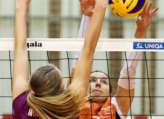 Volejbalistka Olomouce Martina Michalíková bojuje u sít v utkání proti Almelu.