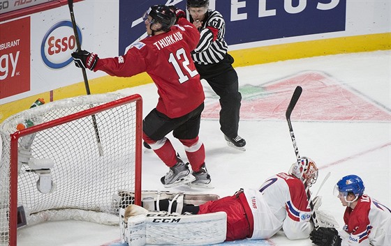 výcar Calvin Thurkauf slaví gól, etí hokejisté Jakub karek a David Kae...