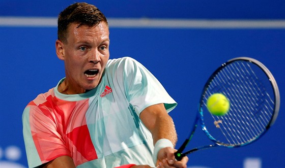 Tomá Berdych na exhibiním turnaji v Abú Zabí.