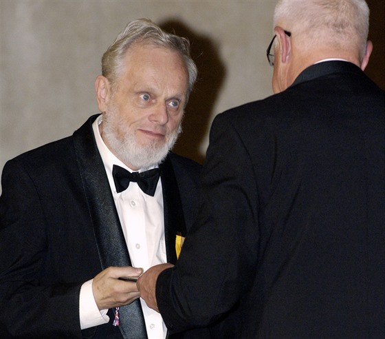 Petr Hájek pijímá medaili Za zásluhy z rukou prezidenta Klause (2006)