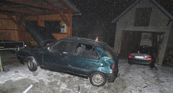 Mladý idi sedl za volant bmw po pti vypitých pivech. Jízdu nezvládl a...