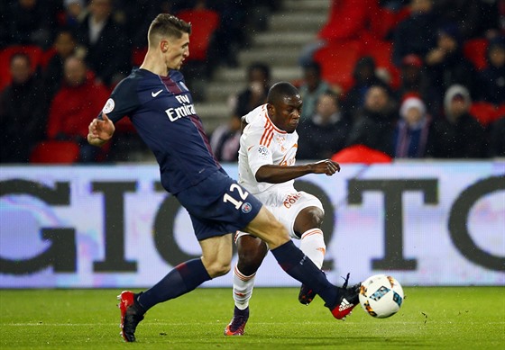 Thomas Meunier (vlevo) z Paris SG stíhá Warise Majeeda z Lorientu.