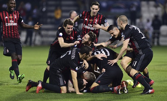 Fotbalisté AC Milán se radují z výhry v italském Superpoháru.