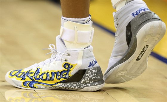 Steph Curry z Golden State obul do utkání s New Yorkem speciáln navrené boty,...