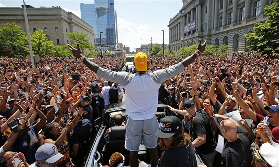 LeBron James si uívá ovace fanouk Clevelandu po zisku titulu v NBA: