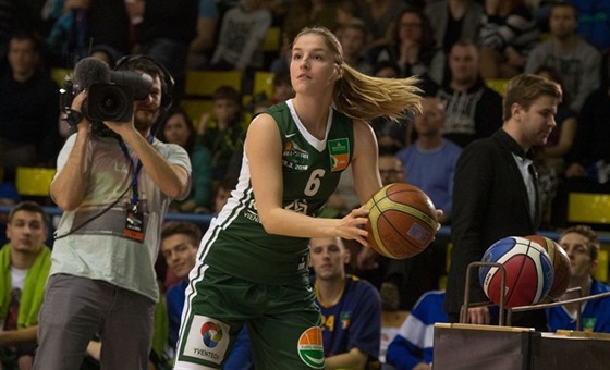 Karolína Elhotová bhem utkání hvzd basketbalové ligy 2015/16 ovládla sout...