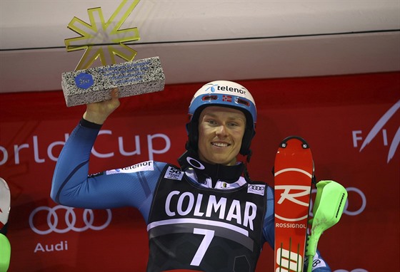 Norský lya Henrik Kristoffersen slaví triumf ve slalomu v Madonn di...