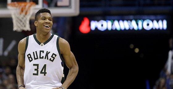 Janis Adetokunbo z Milwaukee v utkání NBA proti Washingtonu