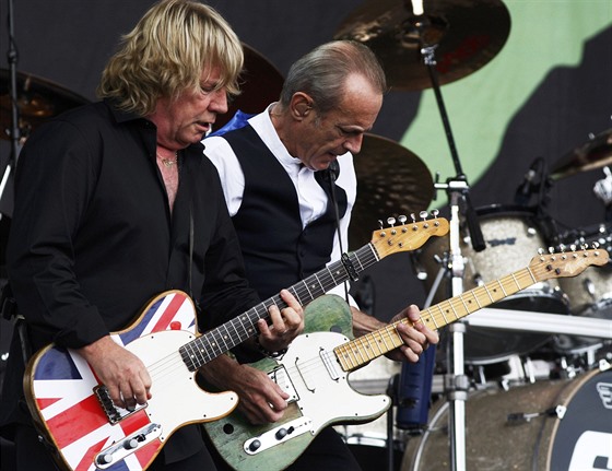 Rick Parfitt (vlevo) a Francis Rossi ze Status Quo na festivalu Glastonbury v...