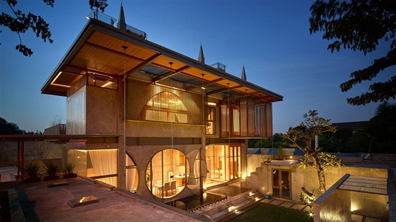 Dm stojí v soukromém komplexu Villa Meruya v Jakart.