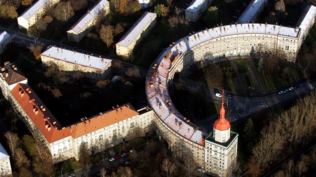 Soustava budov Oblouku z výšky připomíná i srp s kladivem. Soustava budov Oblouku z výšky připomíná i srp s kladivem.