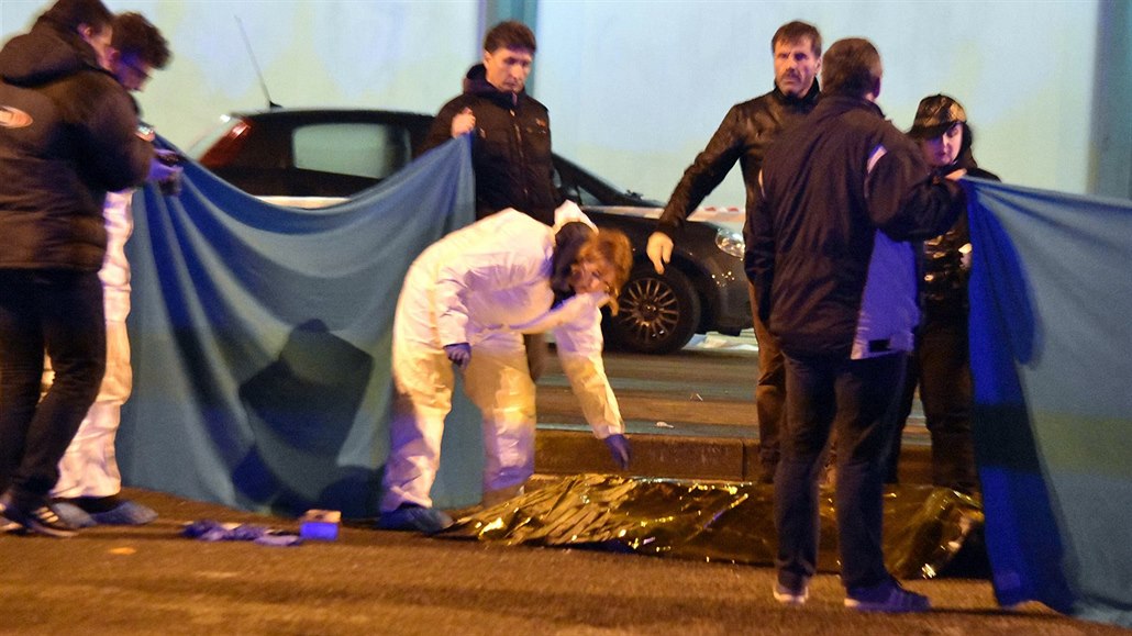 Vyšetřovatelé na místě, kde dva policisté zastřelili podezřelého z útoku v... Vyšetřovatelé na místě, kde dva policisté zastřelili podezřelého z útoku v...