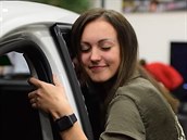 Youtuberka Carrie Kirsten objímá vůz BMW. Youtuberka Carrie Kirsten objímá vůz BMW.