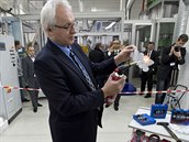 Jan Procházka předvádí tepelnou odolnost separátoru (membrány oddělující...