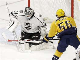 Peter Budaj z Los Angeles zasahuje v Nashvillu, pihl Kevin Fiala.