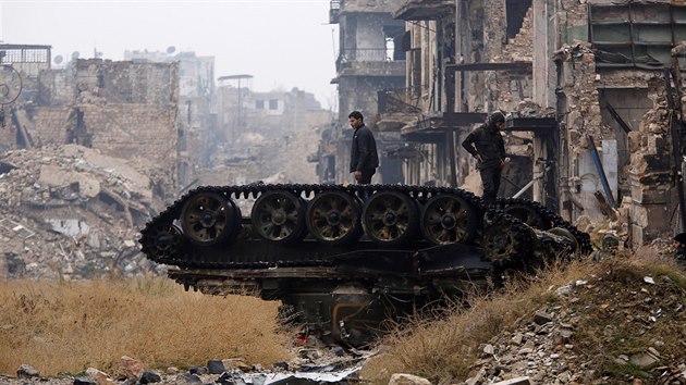 Trosky tanku ve vldou kontrolovan sti Aleppa (13. prosince 2016)
