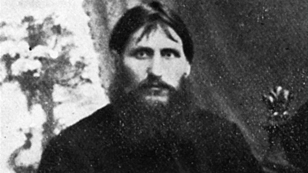 Rasputin carskou dvojici zcela ovldl. Za penze dojednval audience a car na jeho rady zaal spolhat i ve sttnch zleitostech.