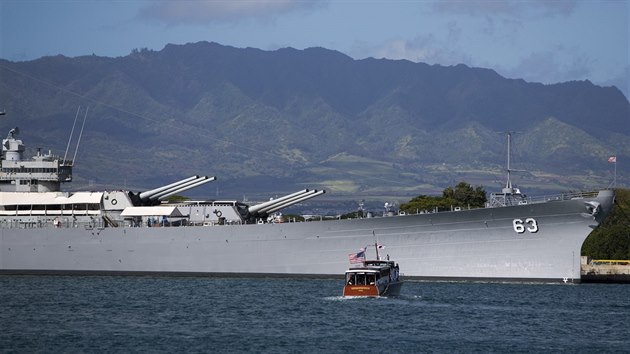 inz Abe jako prvn adujc japonsk premir navtvil americkou zkladnu Pearl Harbor na Havajskch ostrovech (27. prosince 2016)