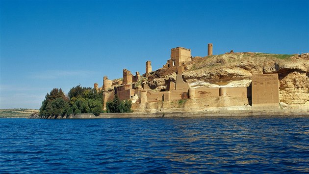 Hrad Dabar byl postaven zejm v 11. stolet. Od roku 1973 ho obklopuj vody gigantick pehrady na Eufratu 