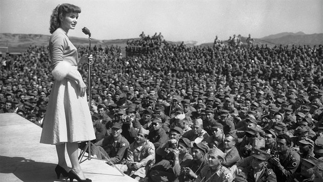 Kvten 1955. Debbie Reyonoldsov zpv americkm vojkm v Koreji.