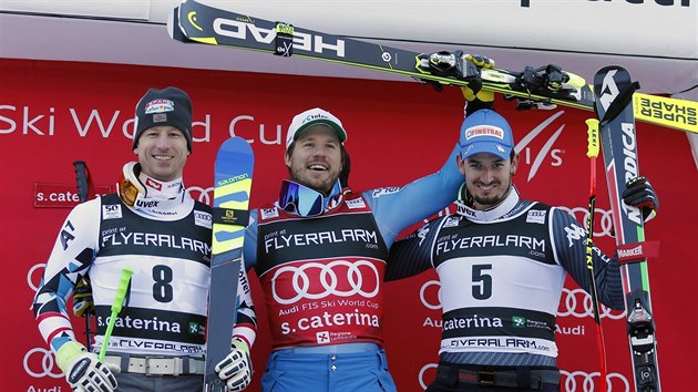 Kjetil Jansrud (uprosted) oslavuje triumf v superobm slalomu v Santa Caterin. Vlevo je  Hannes Reichelt, vpravo Dominik Paris.