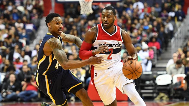 John Wall z Washingtonu se sna odpoutat od brncho Jeffa Teagueho z Indiany.