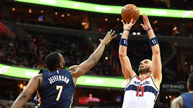 Marcin Gortat z Washingtonu stl, Al Jefferson z Indiany blokuje.