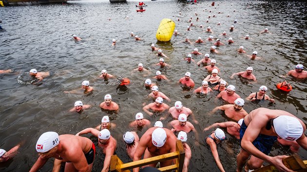 Pes 360 otuilc si zaplavalo ve Vltav pi jubilejnm 70. ronku vnon plaveck soute Memoril Alfreda Nikodma.