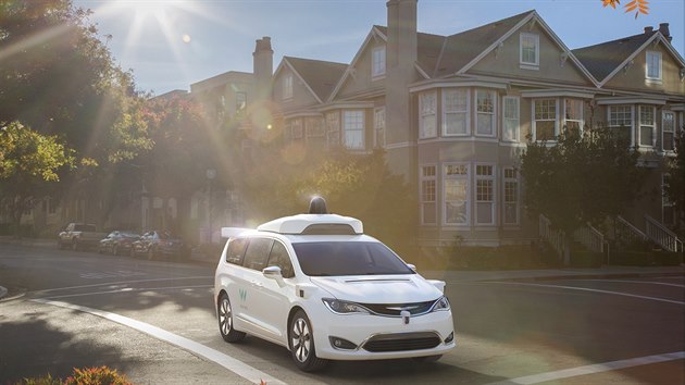 Chrysler Pacifica jako testovac prototyp autonomnho vozu spolenosti Waymo, kterou zaloil Google.