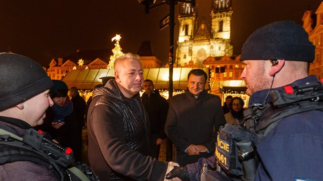 Ministr vnitra Milan Chovanec v doprovodu policejnho prezidenta Tome Tuhho provedl obhldku pijatch opaten na Staromstskm a Vclavskm nmst (21. prosince 2016).