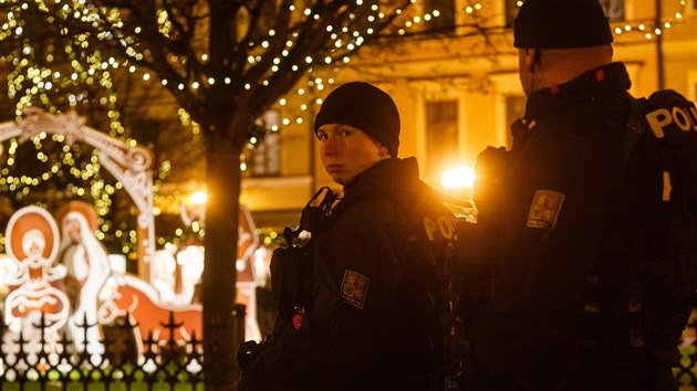 Ministr vnitra Milan Chovanec v doprovodu policejnho prezidenta Tome Tuhho provedl obhldku pijatch opaten na Staromstskm a Vclavskm nmst (21. prosince 2016).