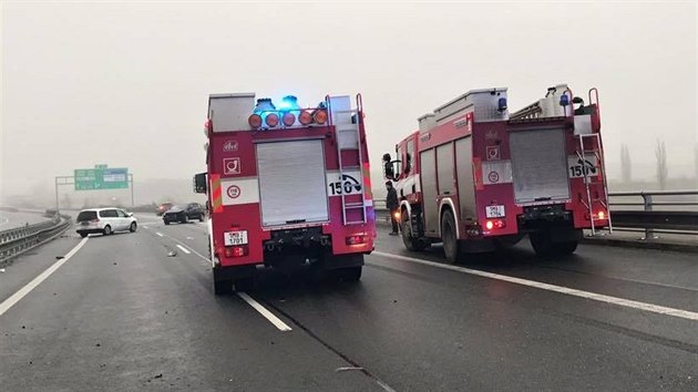 Na 270. kilometru D35 u Olomouce ve smru na Ostravu se stala hromadn nehoda esti aut a uzavela dlnici (24. prosince 2016).