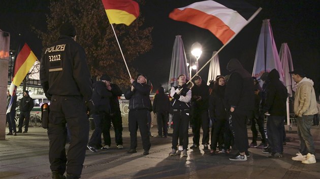 Policie dohl na pznivce krajn pravice, kte demonstrovali v Berln (21....