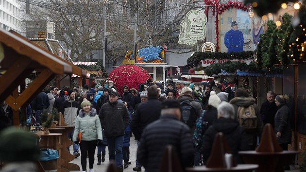 Lid prochzej znovuoteven vnon trhy na berlnskm nmst Breitscheidplatz (22. prosince 2016).