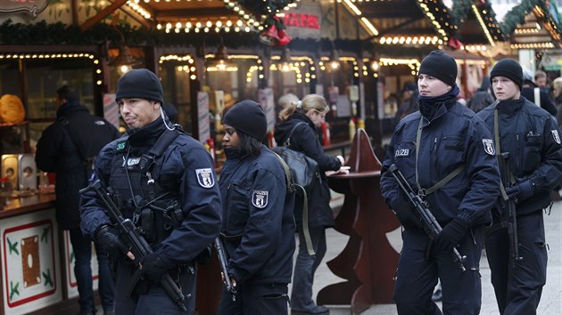 Policist hldkuj na znovuotevenm vnonm trhu na berlnskm nmst Breitscheidplatz (22. prosince 2016).