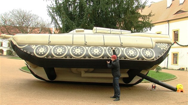 Nafukovac tank v 59 kilogram.