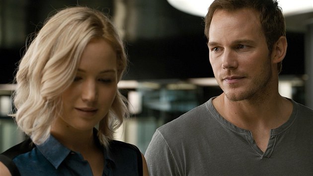 Jennifer Lawrenceov a Chris Pratt ve filmu Pasai