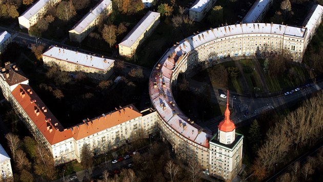 Soustava budov Oblouku z výky pipomíná i srp s kladivem.