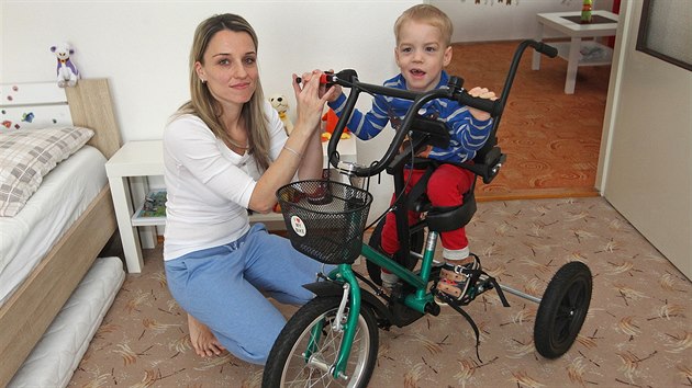 Tletmu Frantikovi velmi pomh tak speciln rehabilitan tkolka, na kter fotografm zapzoval pi setkn v prosinci minulho roku. Jeho matka Martina tpnkov ji podila za vtek ze sbrky fotbalovho utkn. 