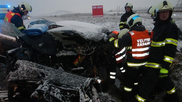 Dv auta se eln stetla na hlavnm tahu z Budjovic na Tbor. idika volkswagenu nehodu nepeila.