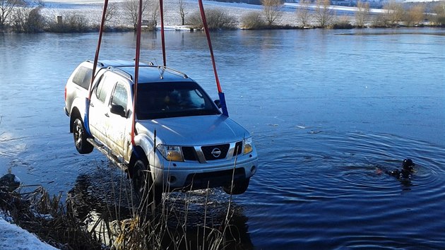 Hasii lovili auto, kter ve tvrtek spadlo do Brloskho rybnka na Krumlovsku.