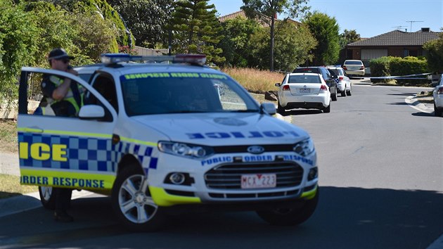 Policejn vz blokuje pstup k mstu zsahu proti teroristick skupin na pedmst Melbourne Meadow Heights (23. prosince 2016).