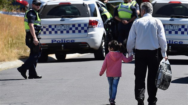Policejn vozy blokuj pstup k mstu zsahu proti teroristick skupin na pedmst Melbourne Meadow Heights (23. prosince 2016).