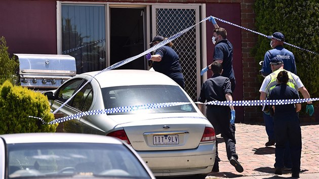 Policist prohledvaj jeden z dom pi zsahu proti teroristick skupin na pedmst Melbourne Meadow Heights (23. prosince 2016).