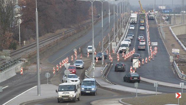 Provoz peveden na nov otevenou plku silnice I/37. U po prvnch minutch bylo znt, e auta jezd plynuleji.