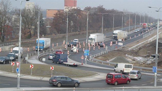 Doprava se kvli provizornmu pemostn nad elezninm koridorem brzdila u od kruhovho objezdu. Nyn se situace vrazn zlepila.